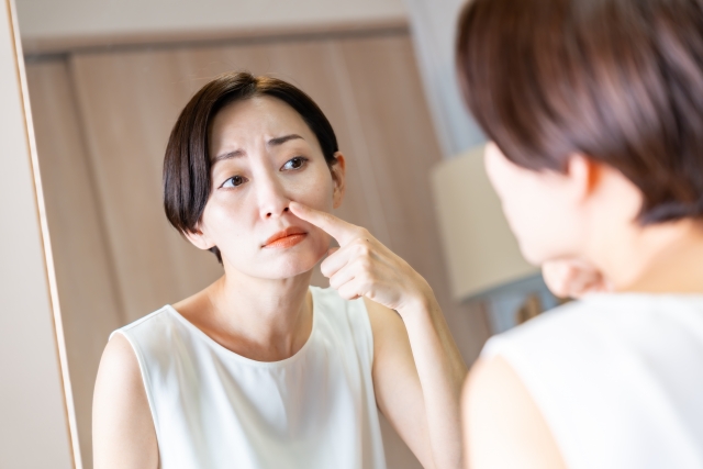 毛穴の開き・黒ずみ、気になり始めていませんか？皮膚科が教える、毛穴の種類別ケアと治療の選択肢【西宮・神戸】