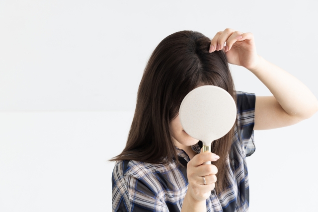女性の薄毛・抜け毛、放っておいて大丈夫？ 皮膚科でできる頭皮ケア・発毛治療「プラズマスカルプ」とは【西宮・神戸】